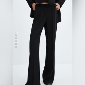 Mango black pants with a belt w/a zipper on the side.